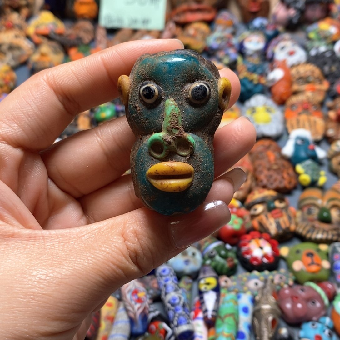 琉璃颈饰印度尼西亚猿