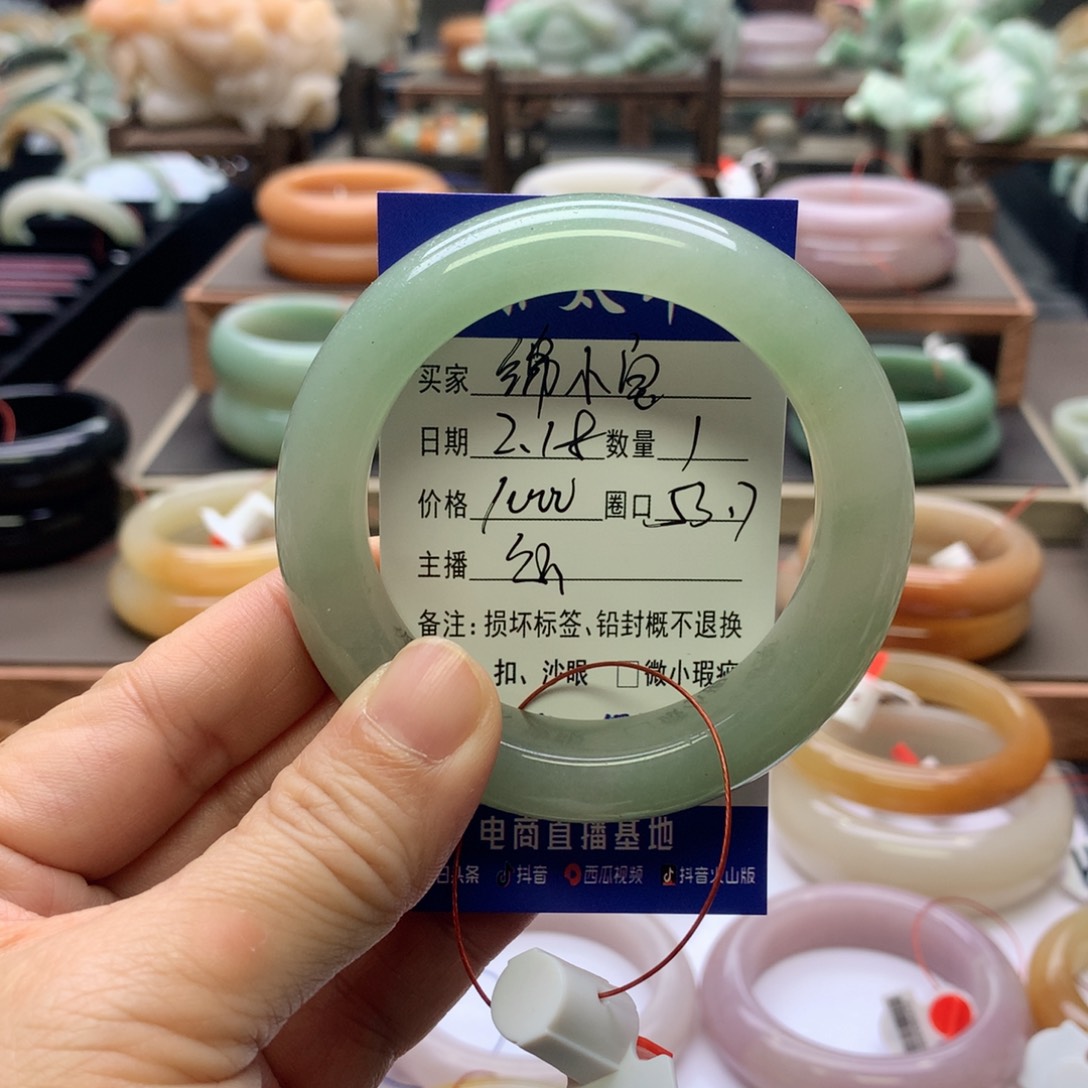 【闪购商品】石英质玉手镯未镶嵌绵*宝