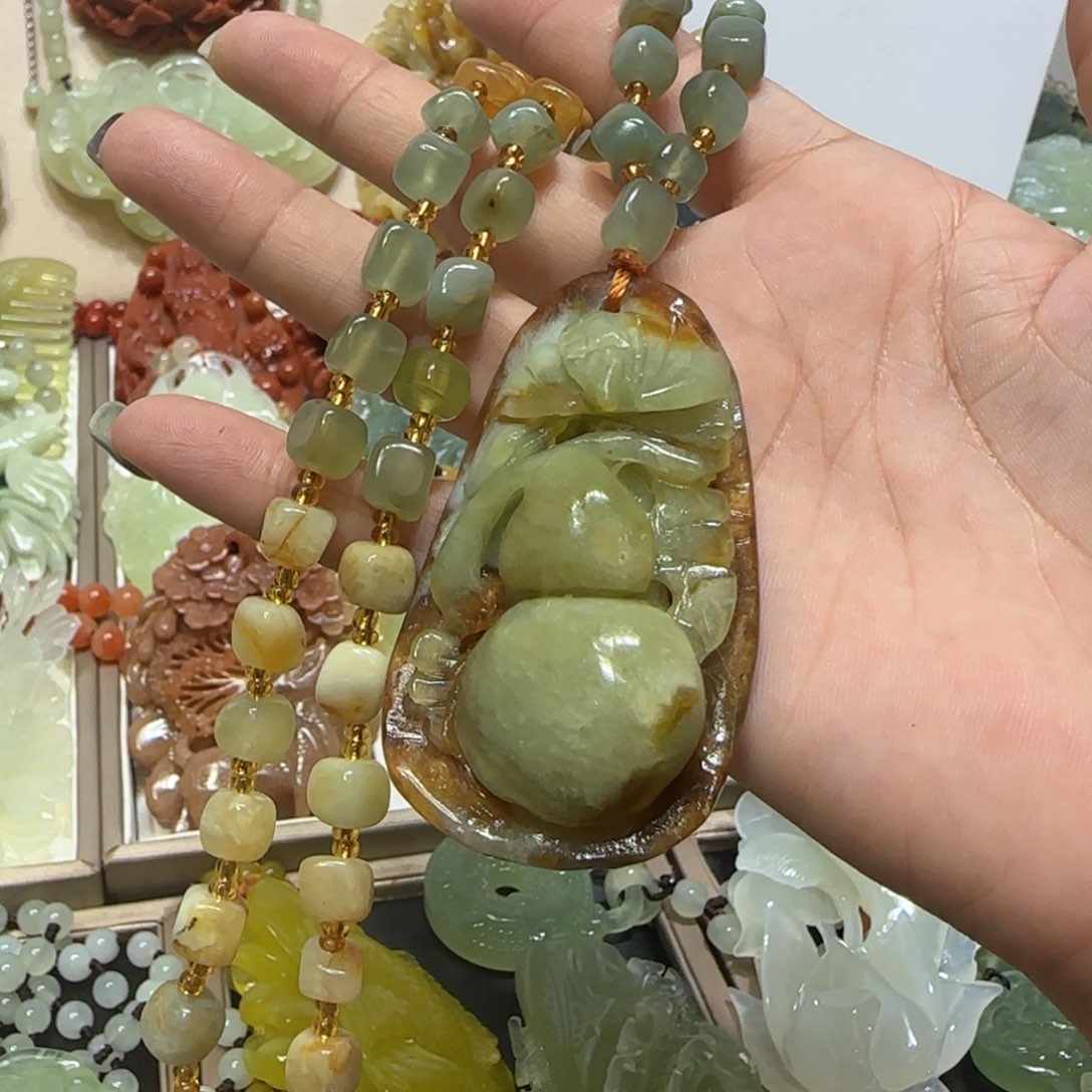 未镶嵌蛇纹石玉吊坠