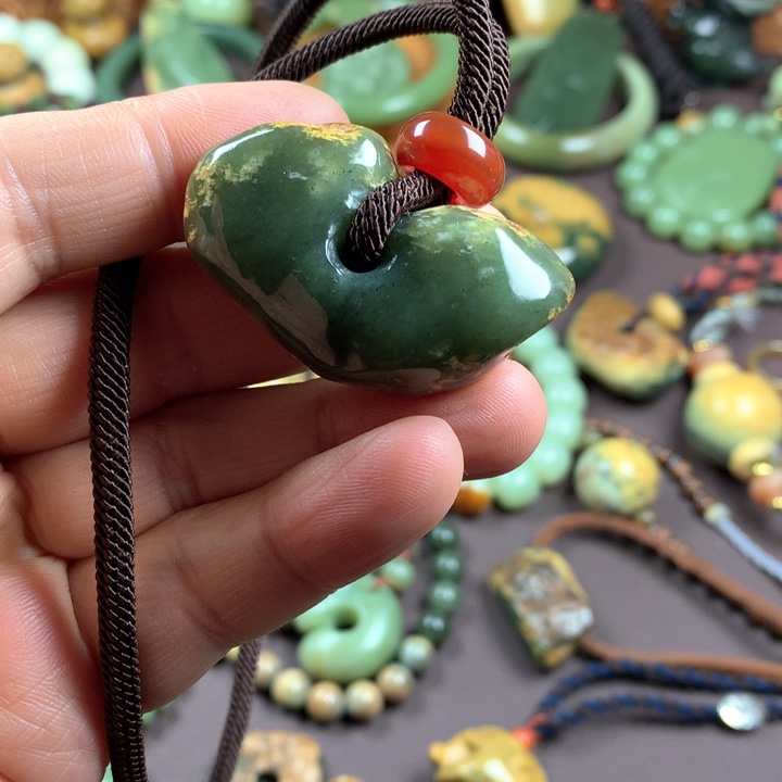 吊坠(赠链)未镶嵌岫岩河磨玉（透闪石质玉）小*月