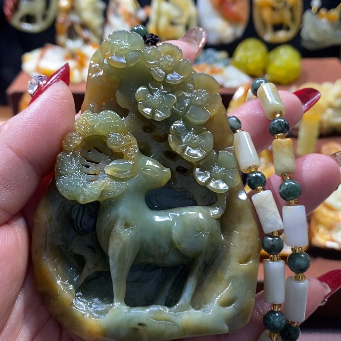 蛇纹石玉颈饰未镶嵌