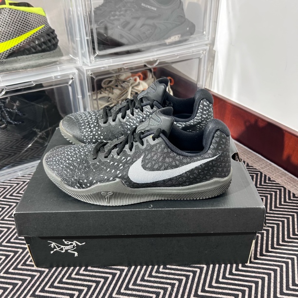 95新 MM6 42码 科比支线 黑色 无原盒 鞋底磨损小