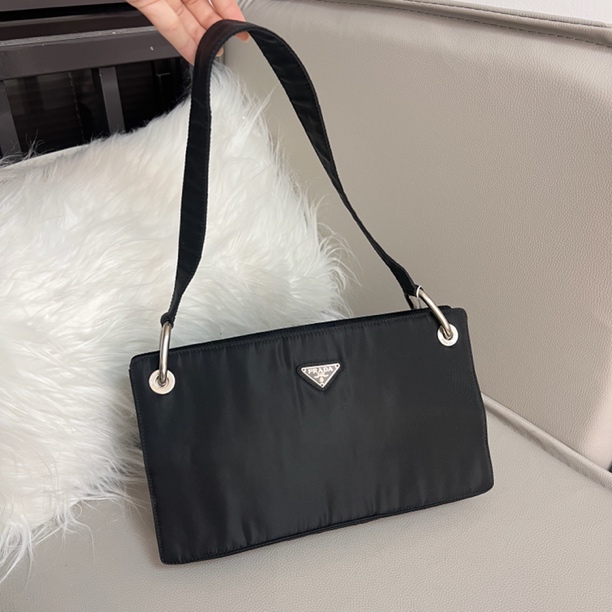 95新 Prada/普拉达 黑色尼龙吊床三角标信封邮差单肩腋下包