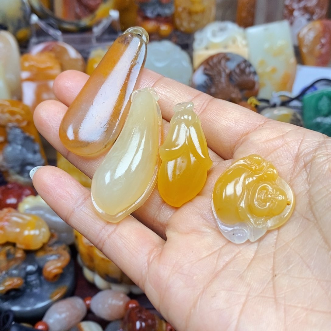 石英质玉（黄龙玉）颈饰未镶嵌