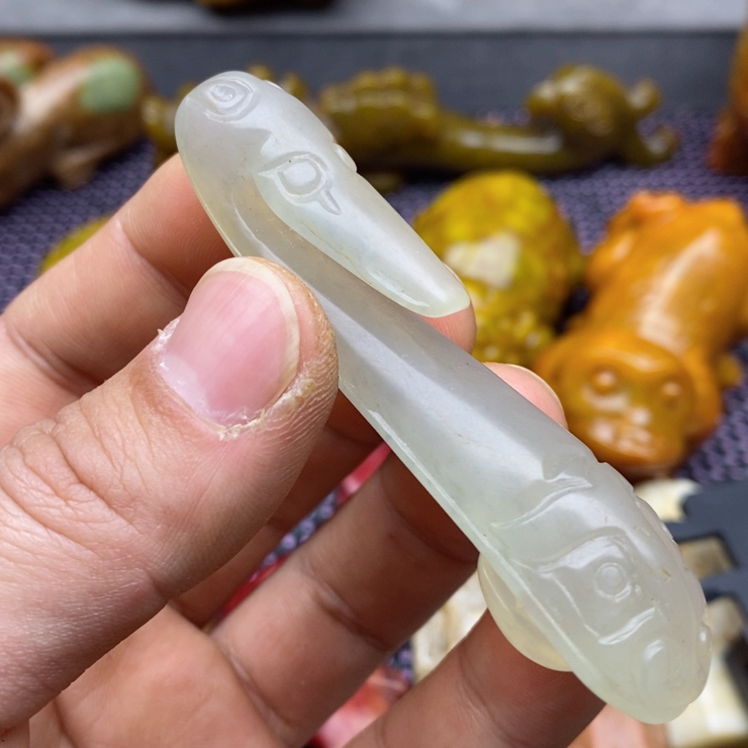 蛇纹石玉颈饰未镶嵌