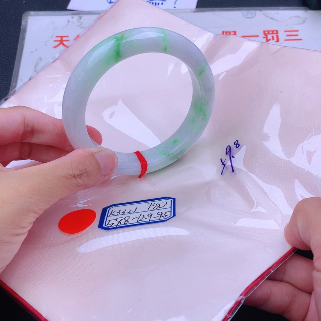 翡翠手镯未镶嵌我