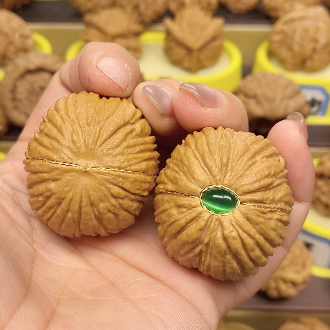 文玩核桃吊坠金丝猴头