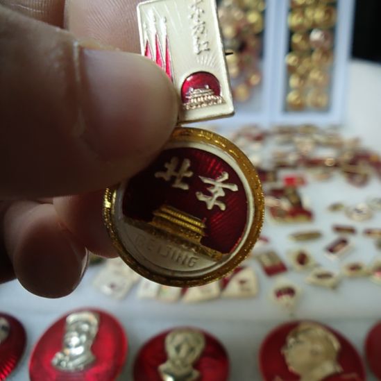 安****安老师金属爷爷像章