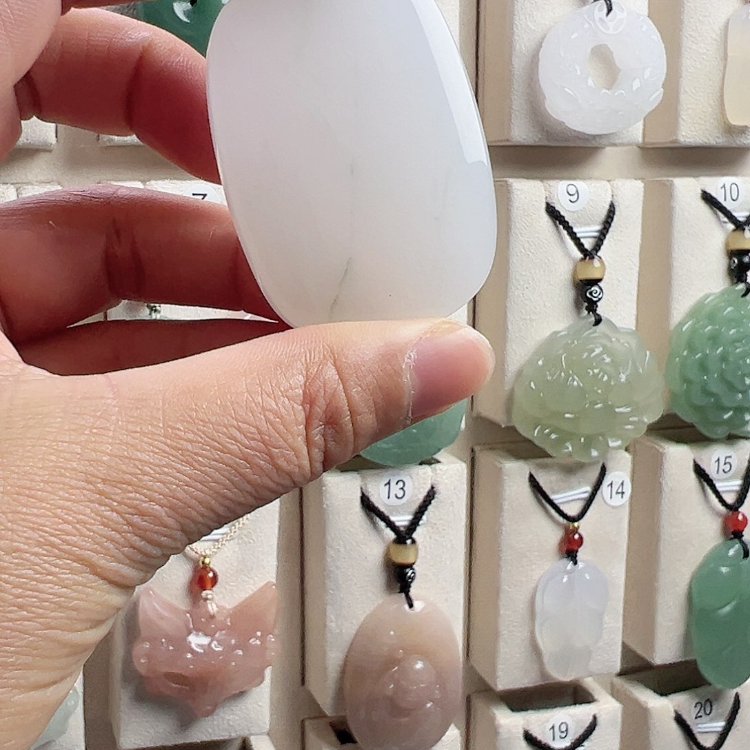 石英质玉未镶嵌颈饰