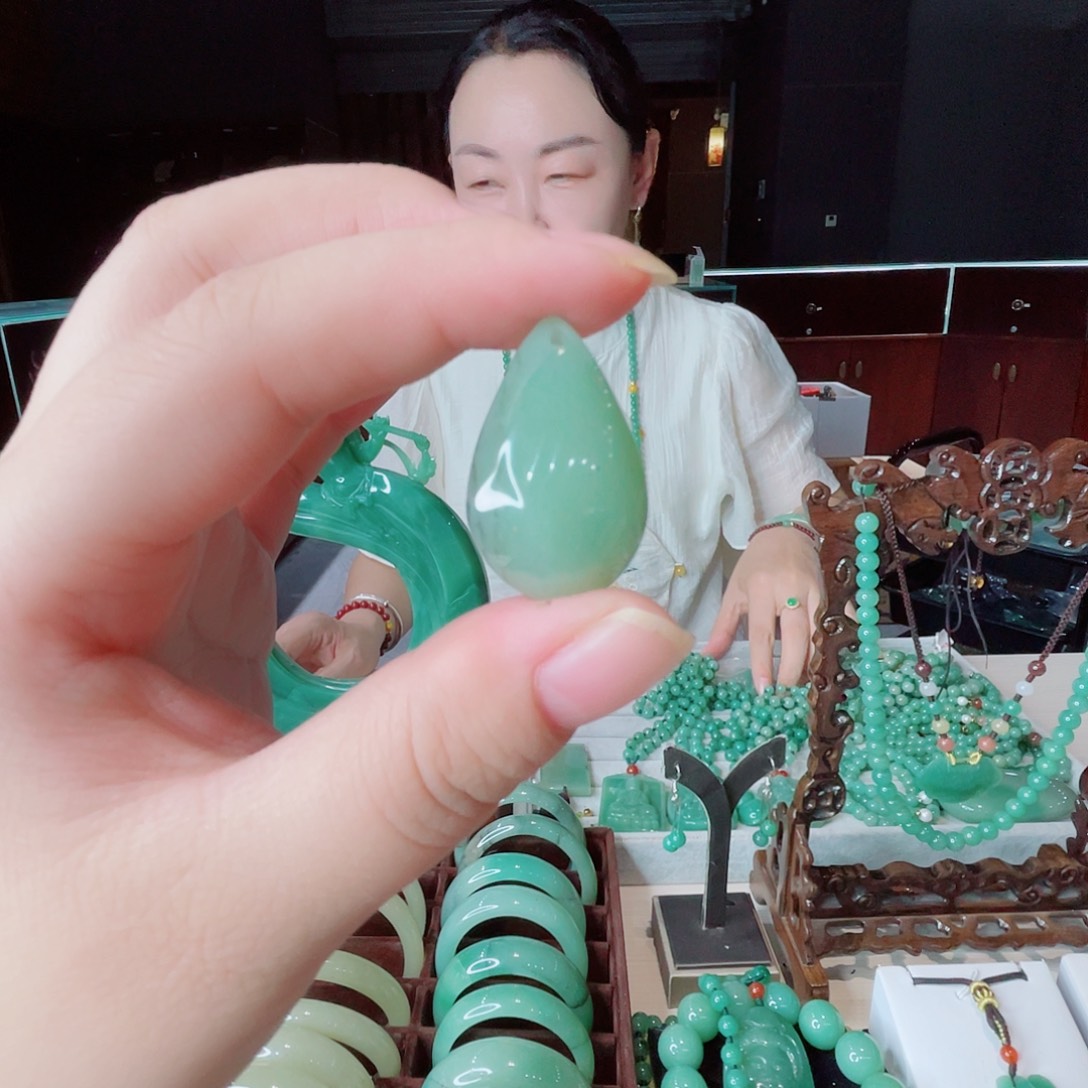 颈饰未镶嵌密玉（石英质玉）