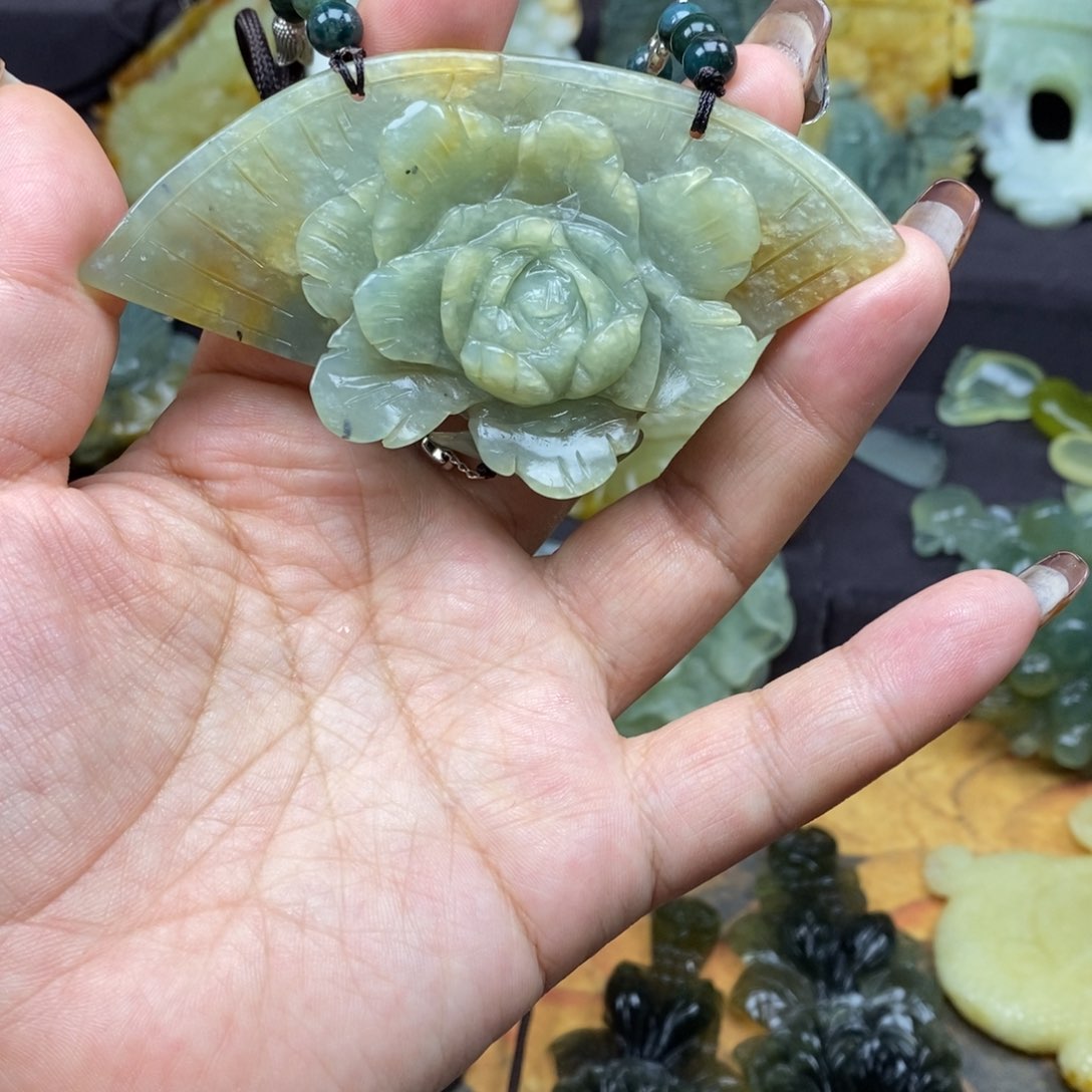 蛇纹石玉颈饰未镶嵌