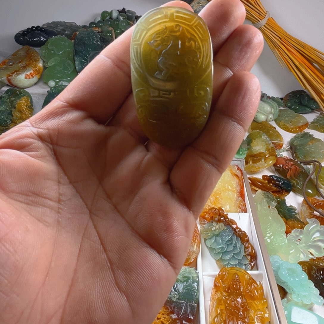 蛇纹石玉未镶嵌颈饰