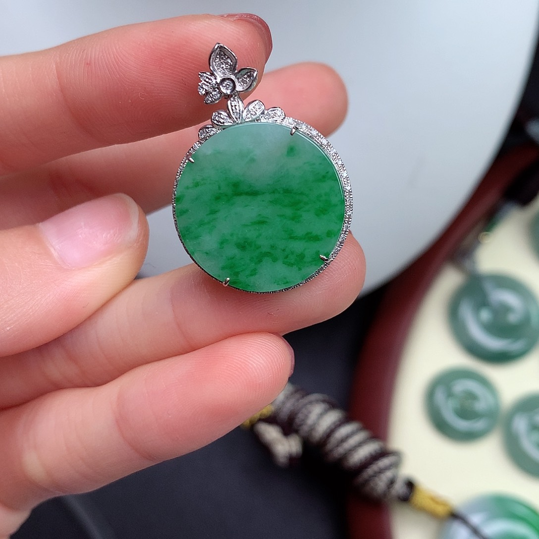 翡翠颈饰18K金镶嵌圆牌