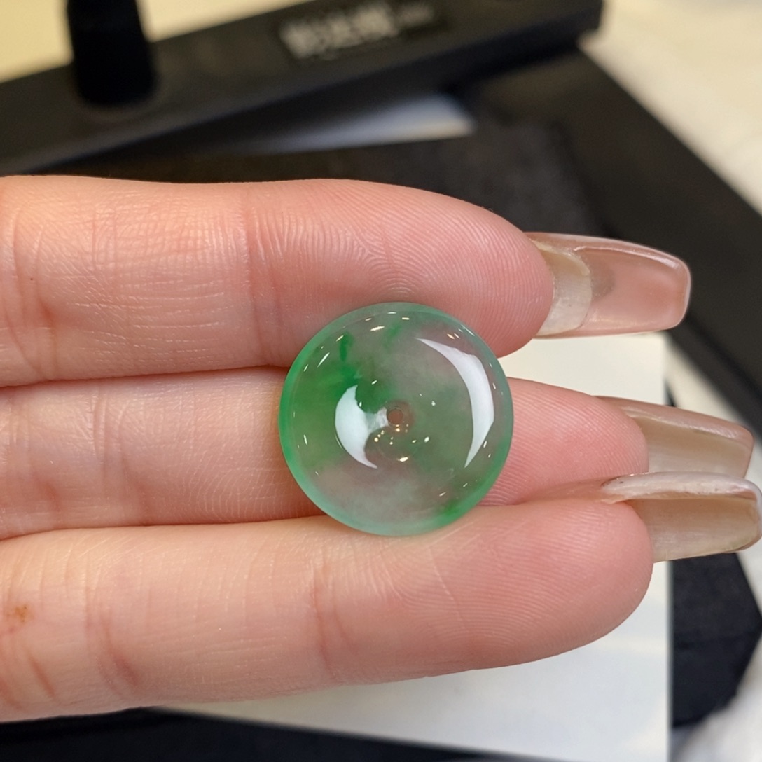 翡翠颈饰未镶嵌平安扣