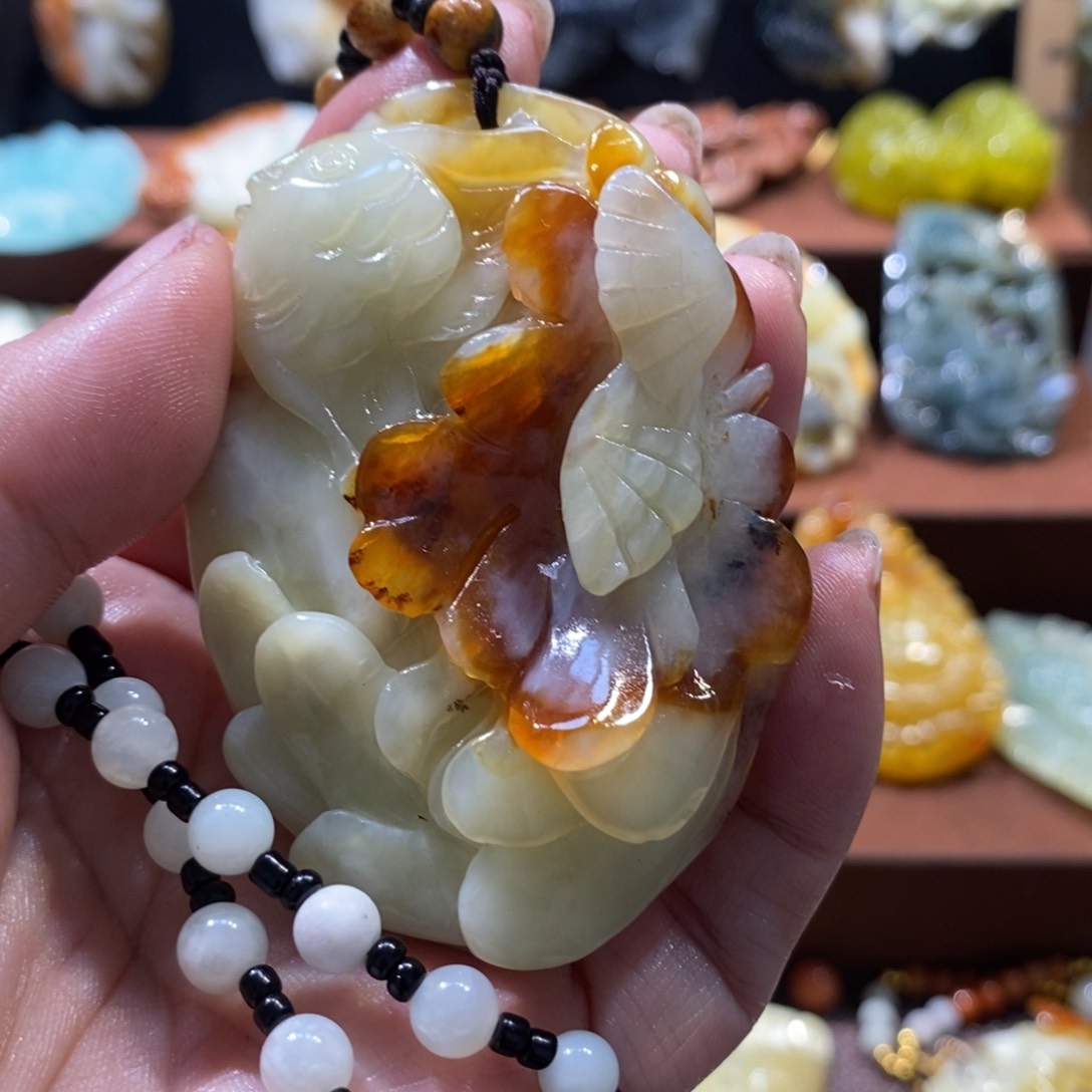 蛇纹石玉颈饰未镶嵌