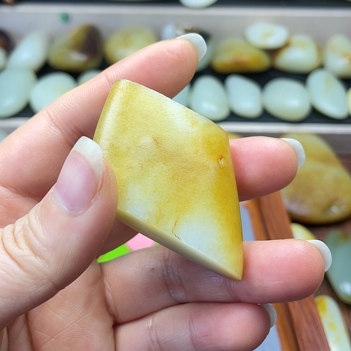 滨****和田玉未镶嵌颈饰