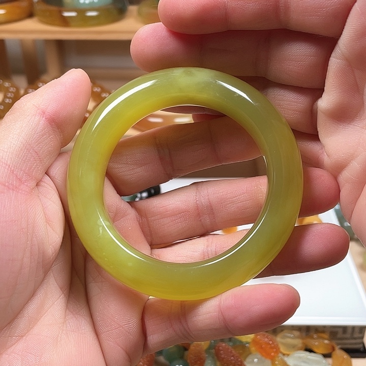 蛇纹石玉手镯未镶嵌