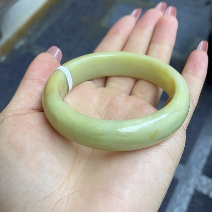 飞***桃和田玉未镶嵌手镯