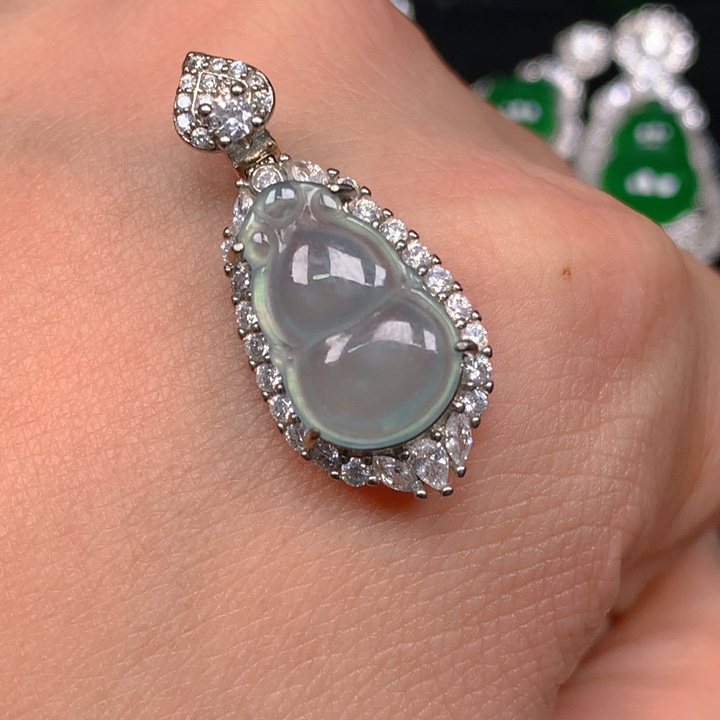 翡翠未镶嵌颈饰葫芦