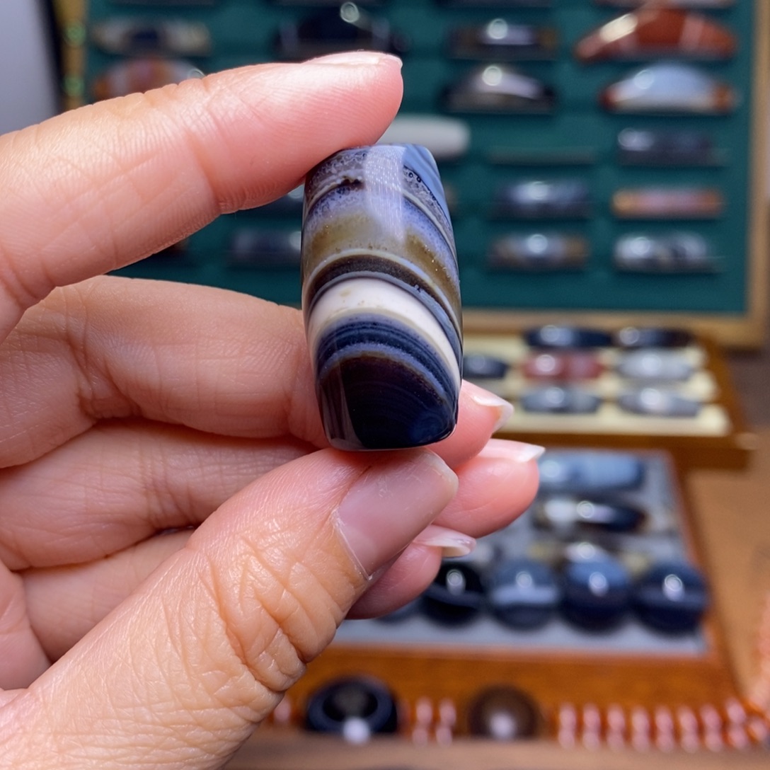 L***.玛瑙/玉髓未镶嵌珠宝半成品