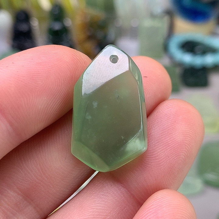 蛇纹石玉挂坠未镶嵌