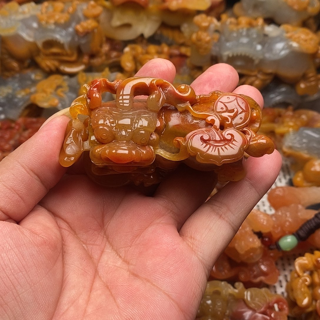 未镶嵌石英质玉（黄龙玉）颈饰