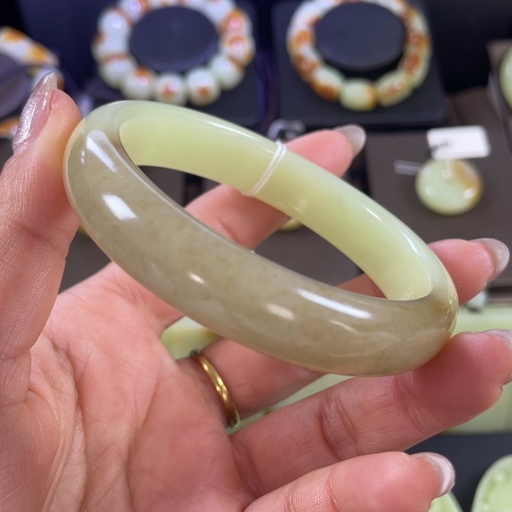 岫岩老玉（透闪石质玉）未镶嵌手镯