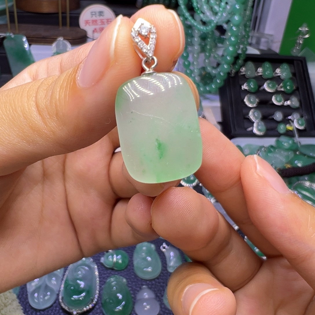 石英质玉（非洲翠）未镶嵌颈饰