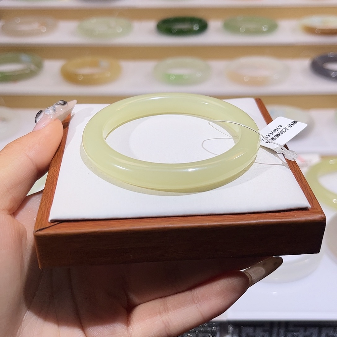 和田玉未镶嵌手镯冰黄口