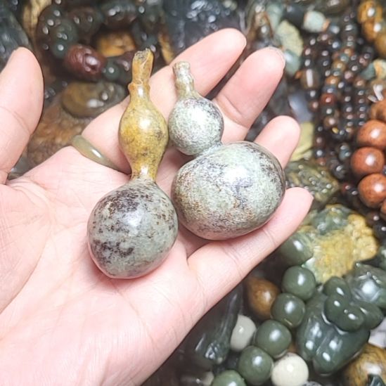 蛇纹石玉未镶嵌挂件