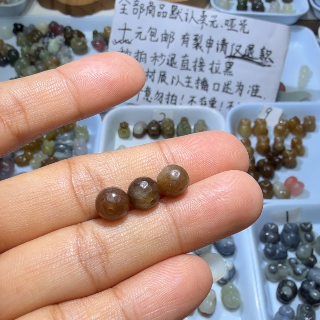李***白和田玉未镶嵌珠宝奇石