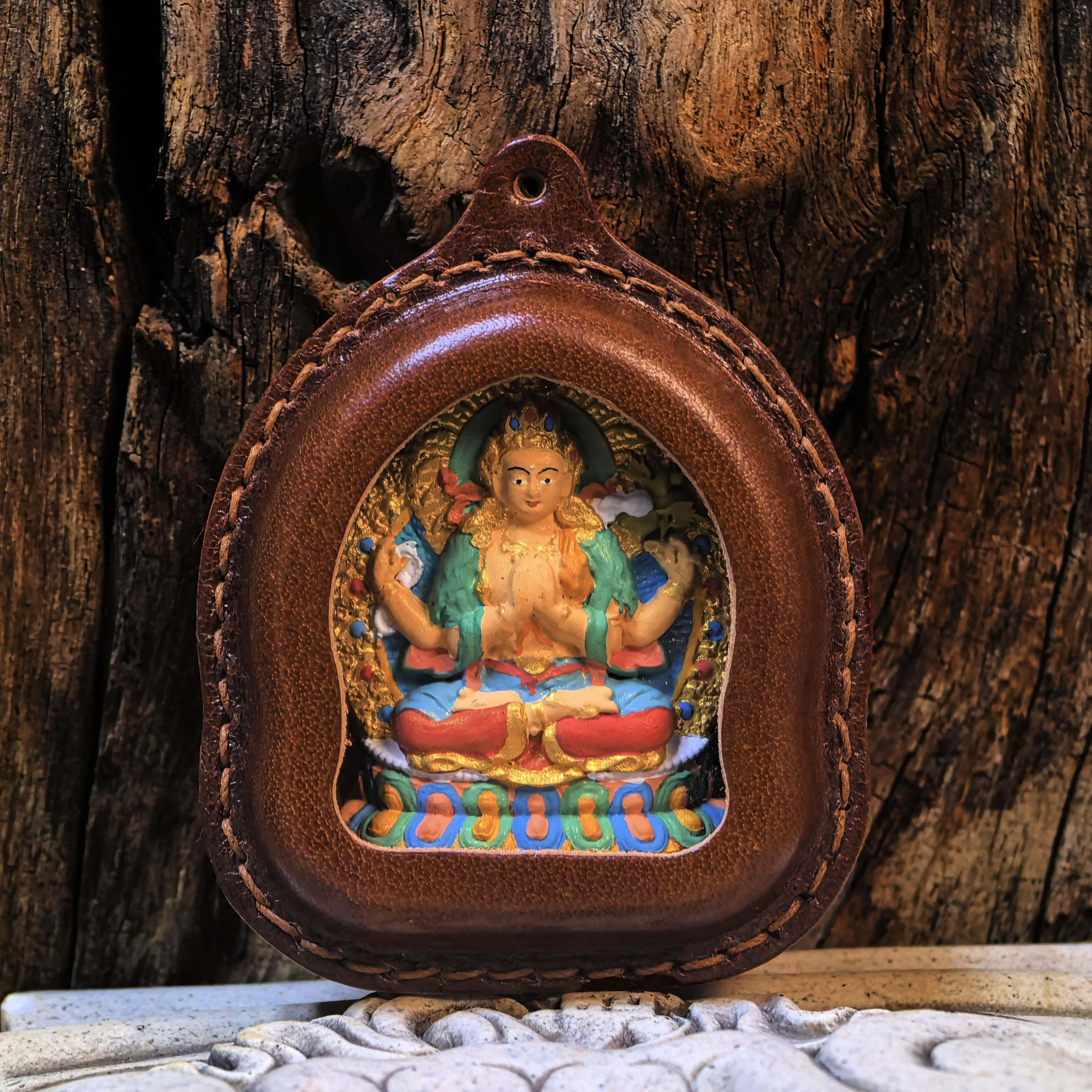 皮壳异形矿物颜料彩绘擦擦佛牌：四臂观音