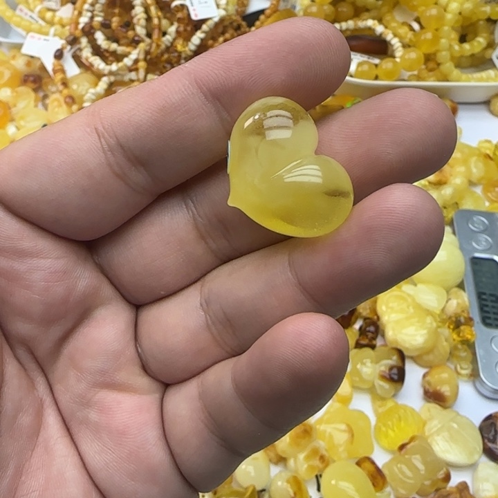 琥珀未镶嵌裸石4.26克有瑕03