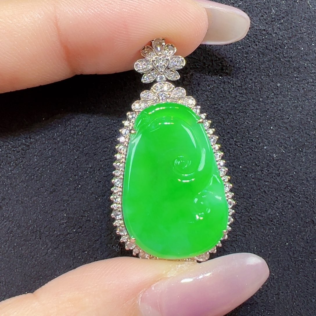 翡翠18K金镶嵌颈饰如意