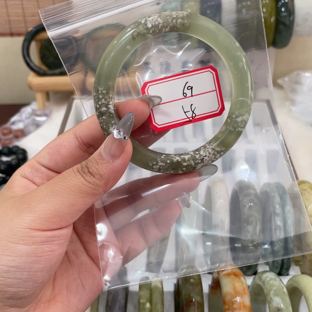 蛇纹石玉未镶嵌手镯