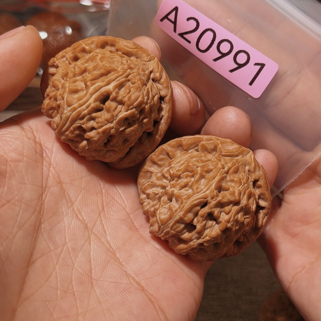 文玩核桃吊坠三角白
