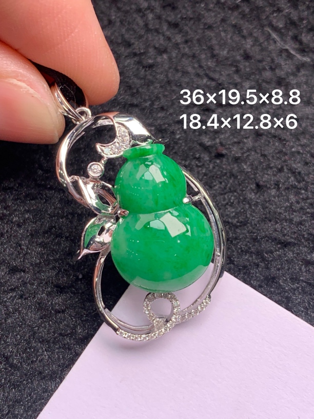 18K金镶嵌天然缅甸翡翠阳绿葫芦吊坠