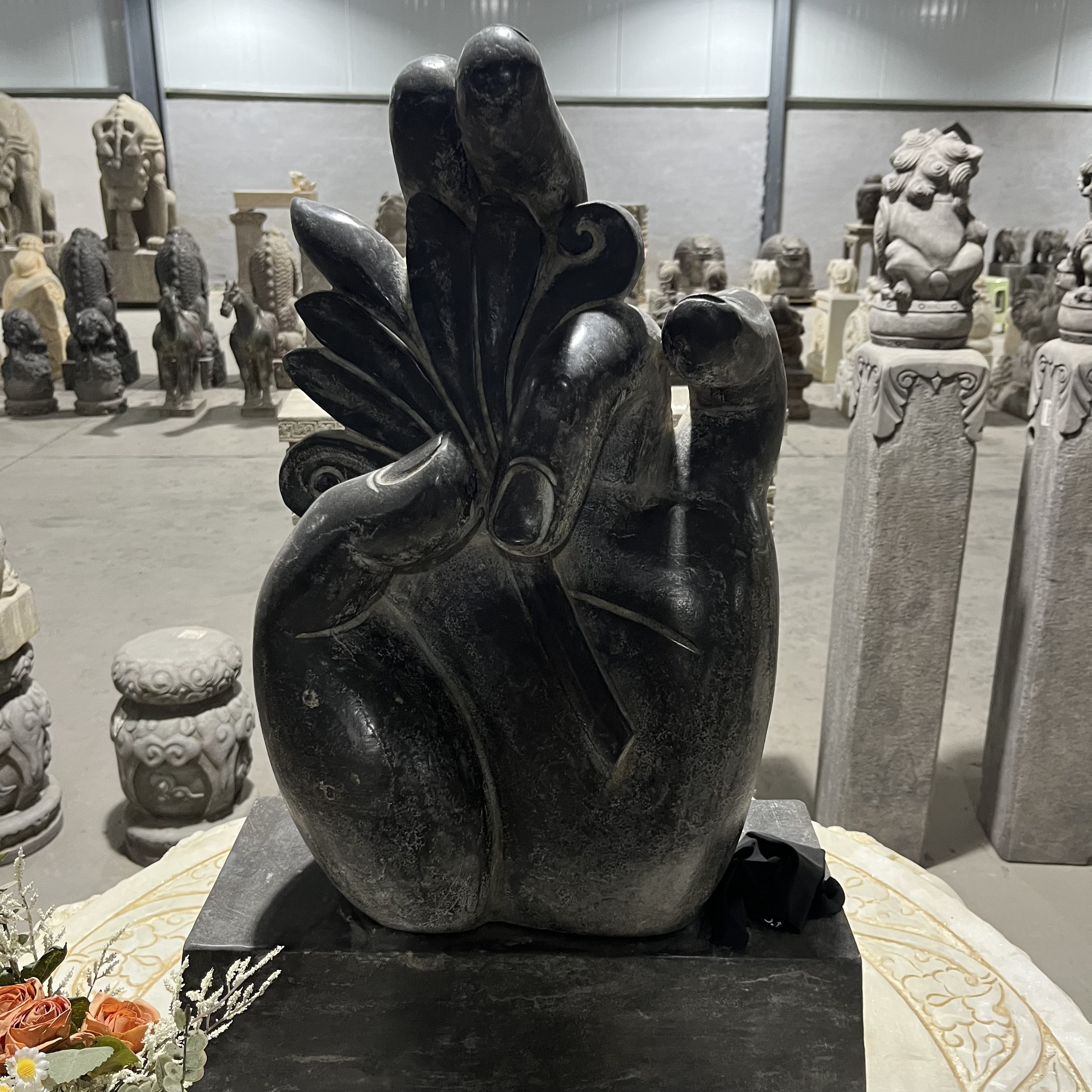 青石雕刻佛手摆件一个