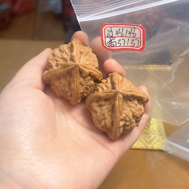 把件文玩核桃红狮子头四棱