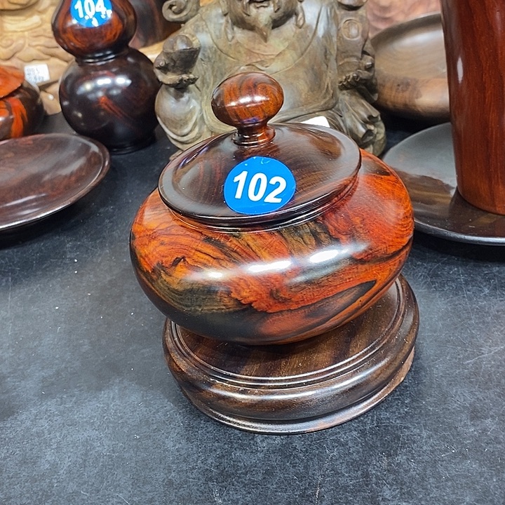 王***生茶叶罐一个底座一个