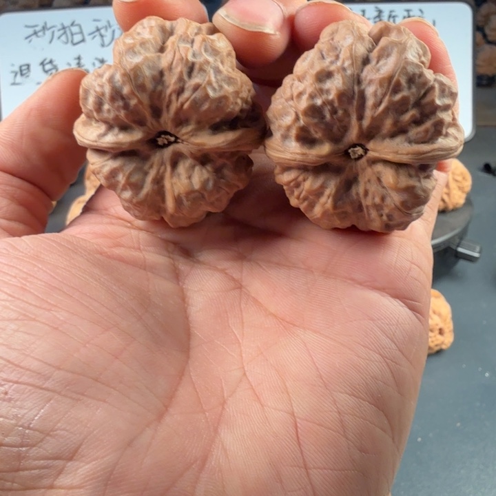 凌****吊坠文玩核桃蛤蟆的眼睛是真的好看