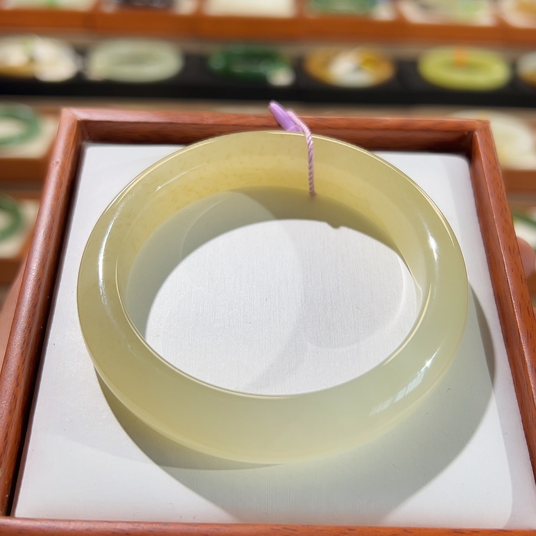 和田玉手镯未镶嵌渐变蜂蜜水