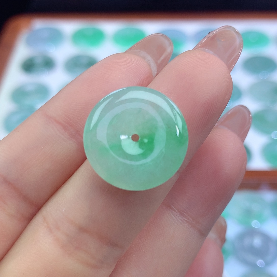 翡翠吊坠(不含链)未镶嵌角****?