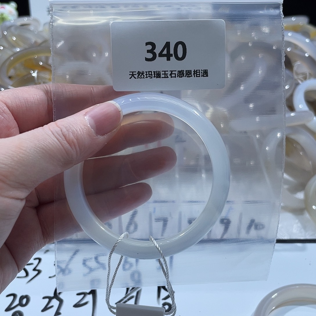 梅***玛瑙/玉髓未镶嵌手镯