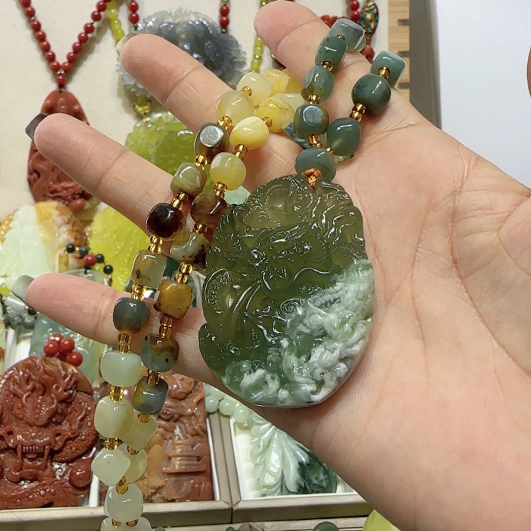 未镶嵌蛇纹石玉吊坠