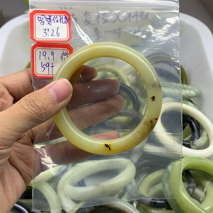 蛇纹石玉未镶嵌手镯吗****吗