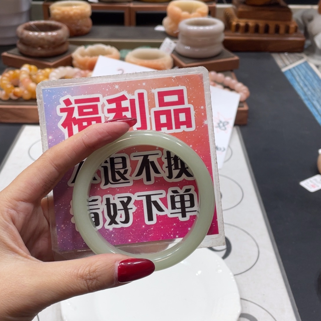 冬***冬石英岩玉未镶嵌手镯