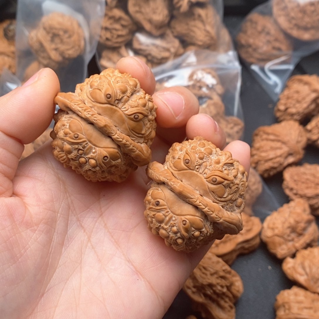 文玩核桃把件一***鹤蛤蟆头雕刻金蟾
