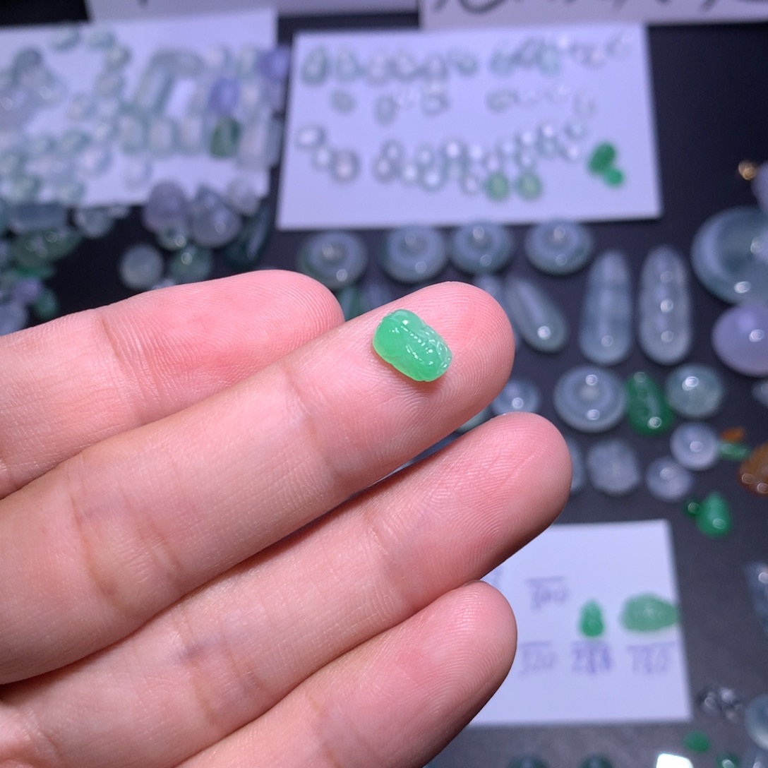 翡翠未镶嵌颈饰貔貅