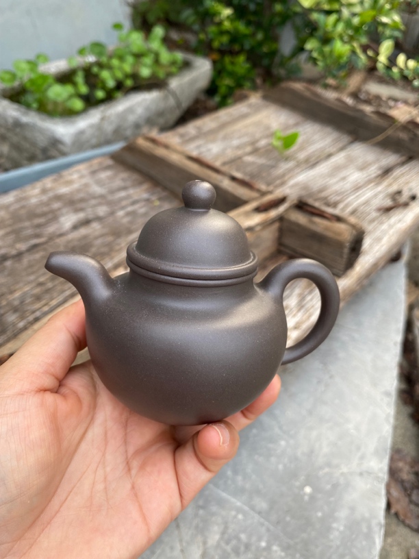 宜兴紫砂壶黄龙山黑紫泥半手工掇球壶150cc
